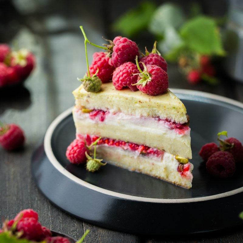 Felie de tort cu zmeură și cremă de vanilie