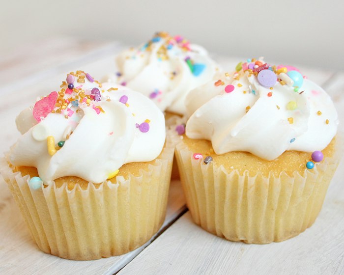 Cupcakes cu vanilie și ornamente colorate