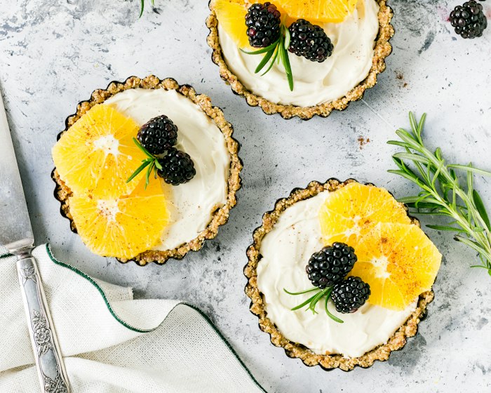 Tarte cu cremă și fructe