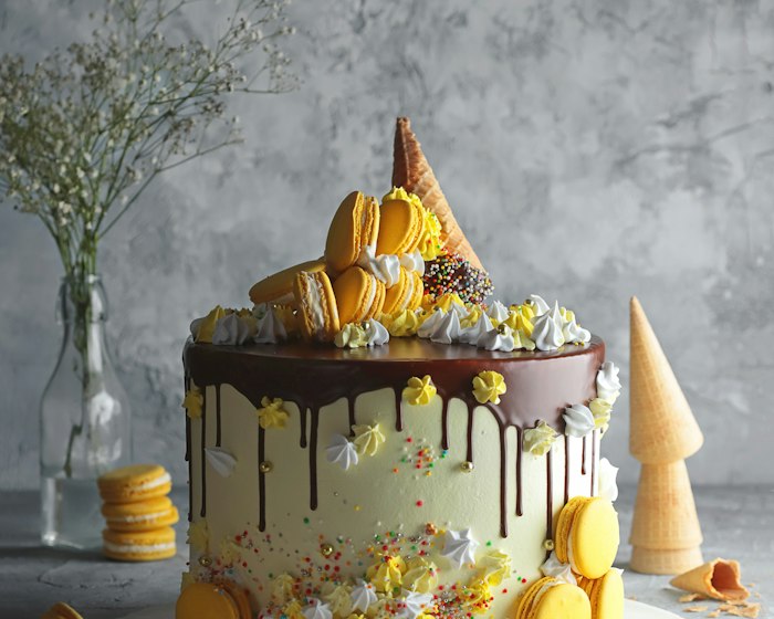 Tort cu drip de caramel și decor auriu